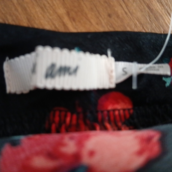 Francesca’s Mi ami Size Small Black With Red Roses  Midi Skirt NWT - Picture 5 of 6